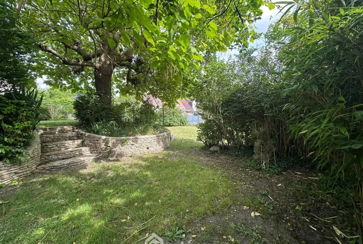 Maison plain-pied à Bruyères-et-Montbérault avec jardin et garage 