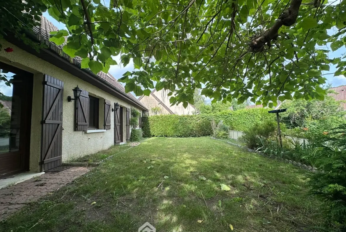 Maison plain-pied à Bruyères-et-Montbérault avec jardin et garage 