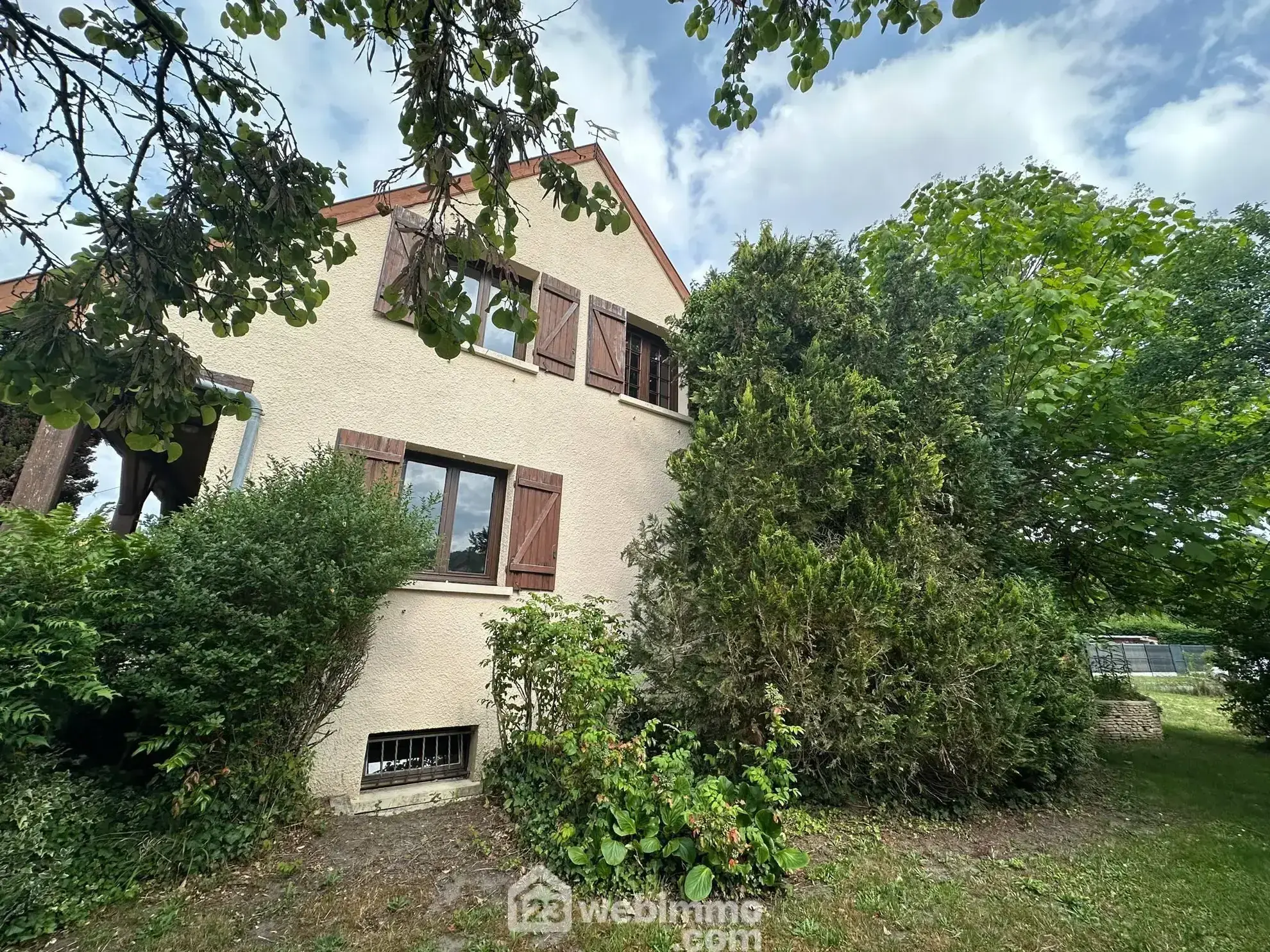 Maison plain-pied à Bruyères-et-Montbérault avec jardin et garage 