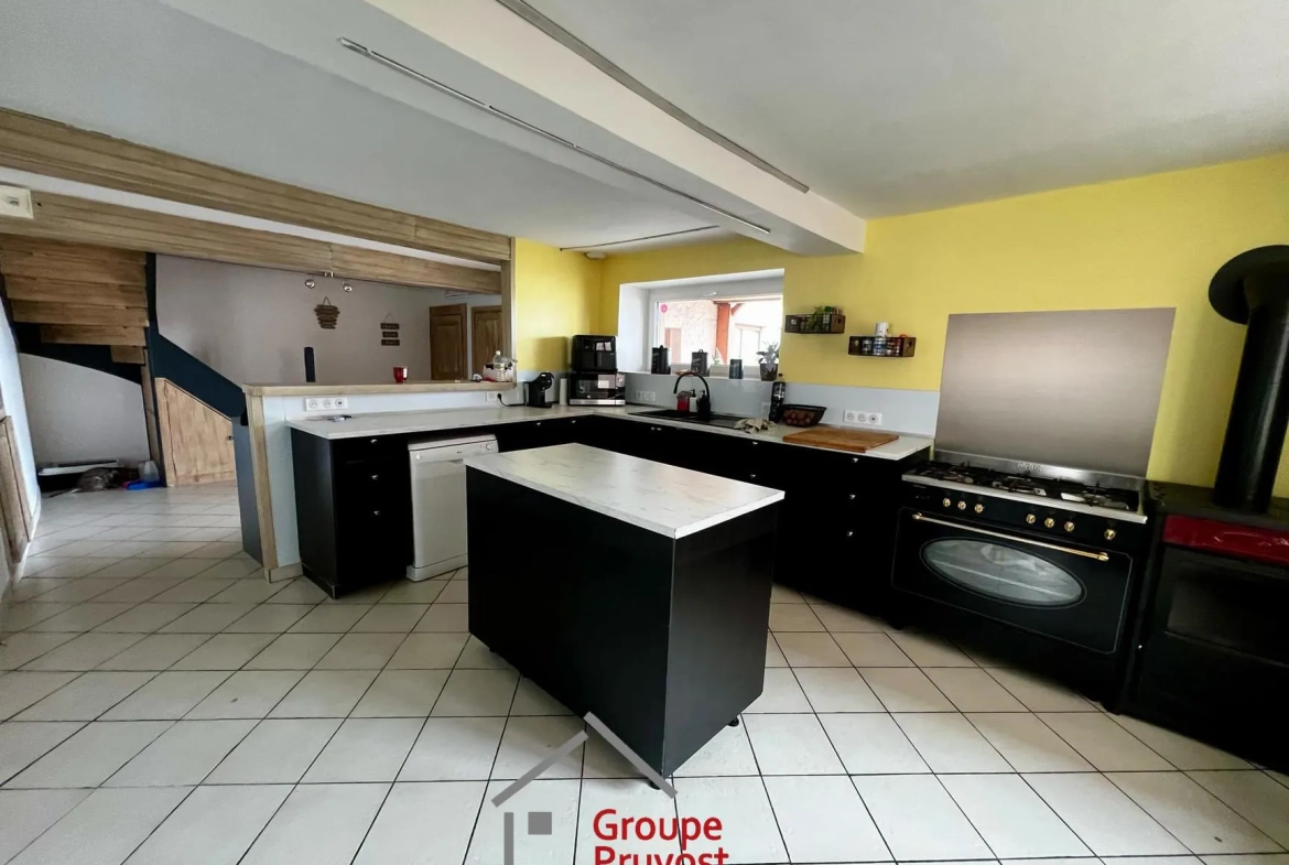 Charmante maison de 150 m² à Saint-Germain Lespinasse proche Roanne avec 4 chambres 
