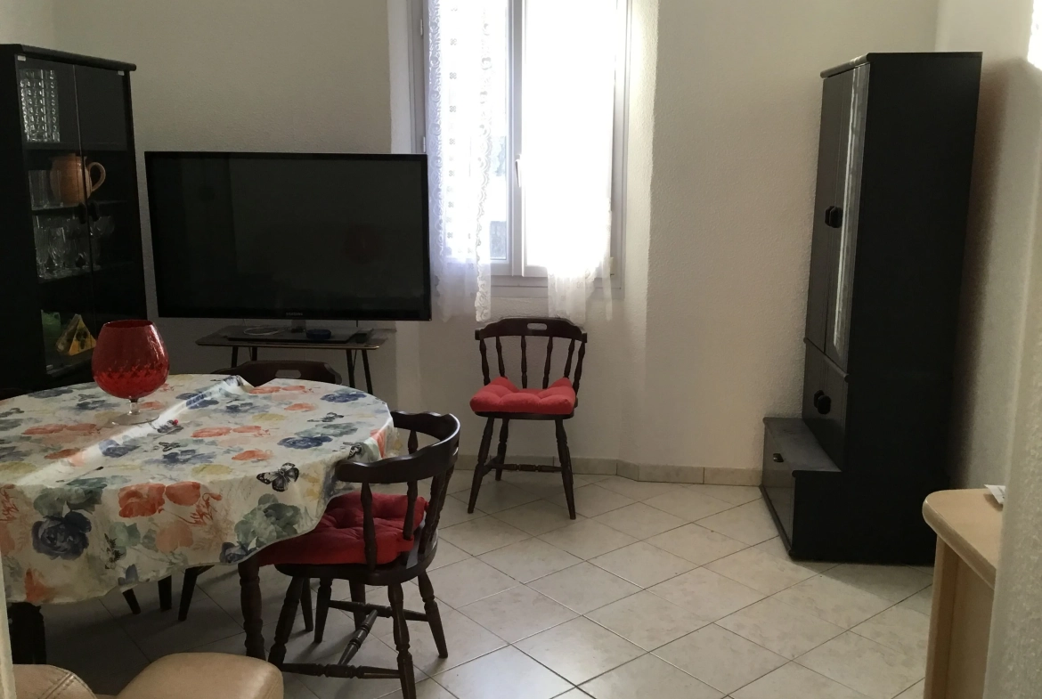 Appartement T2 avec terrasse en centre-ville de La Londe-les-Maures 