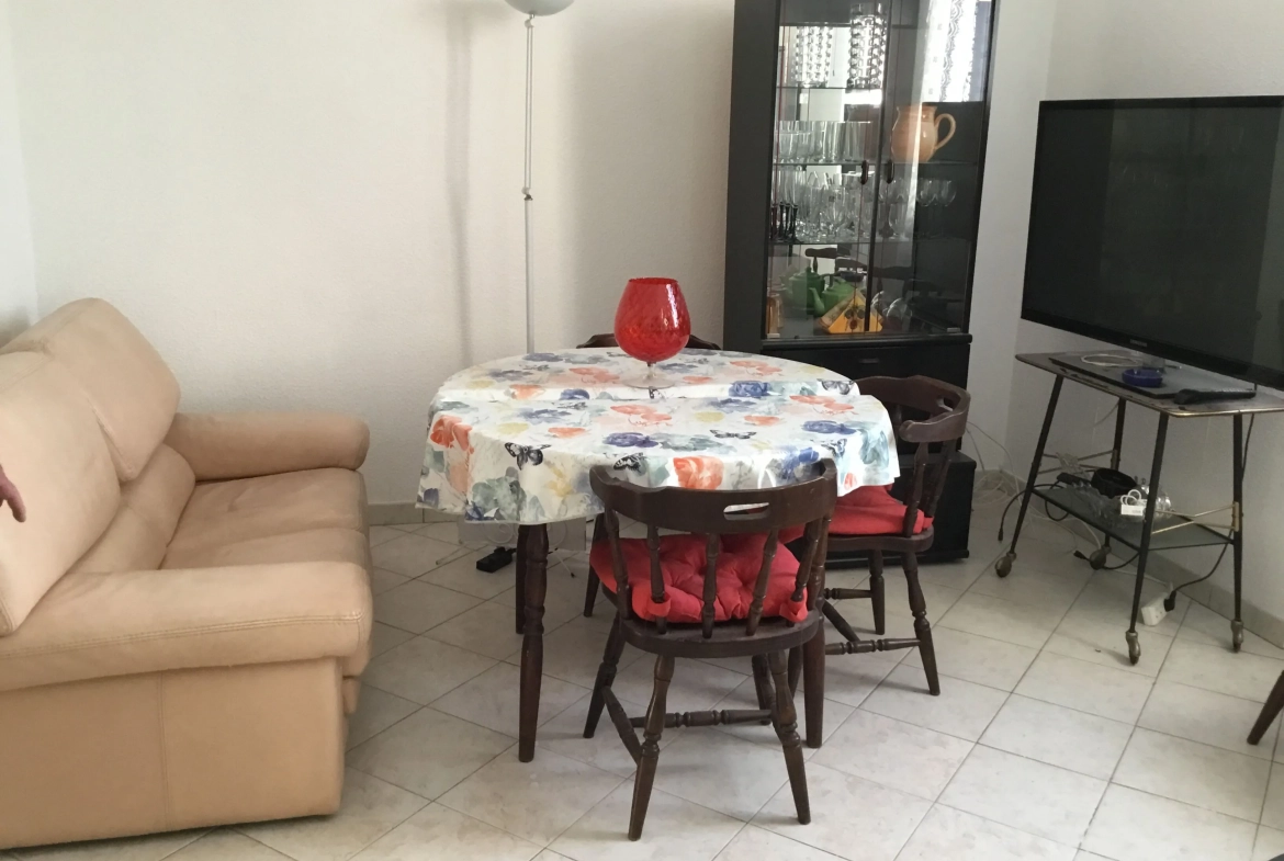 Appartement T2 avec terrasse en centre-ville de La Londe-les-Maures 