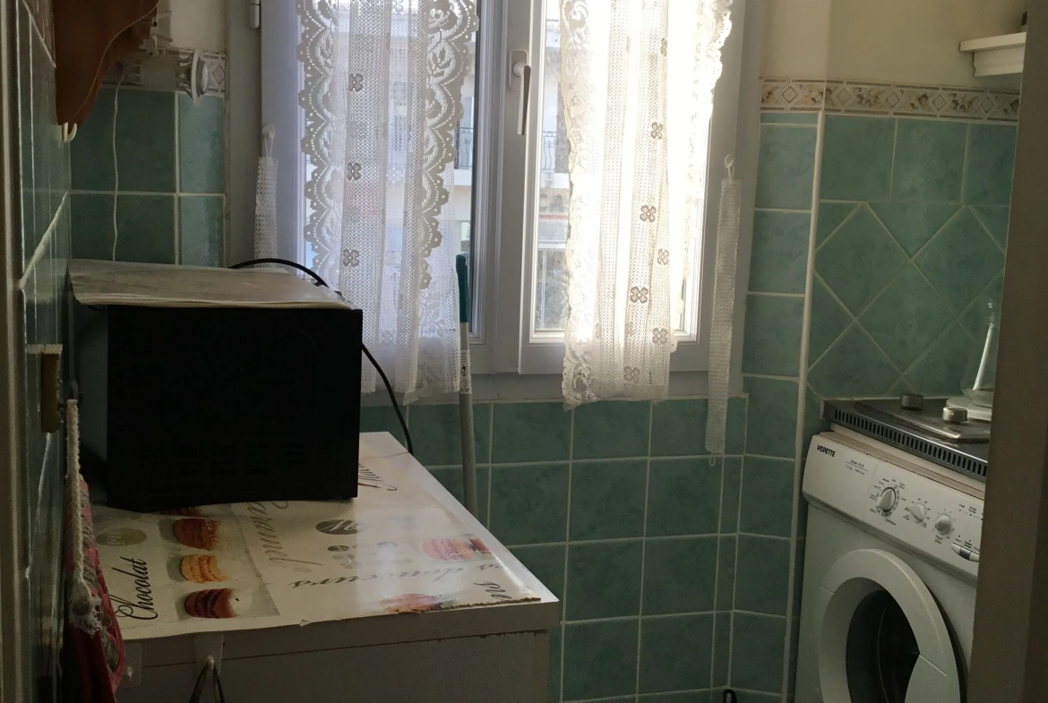 Appartement T2 avec terrasse en centre-ville de La Londe-les-Maures 