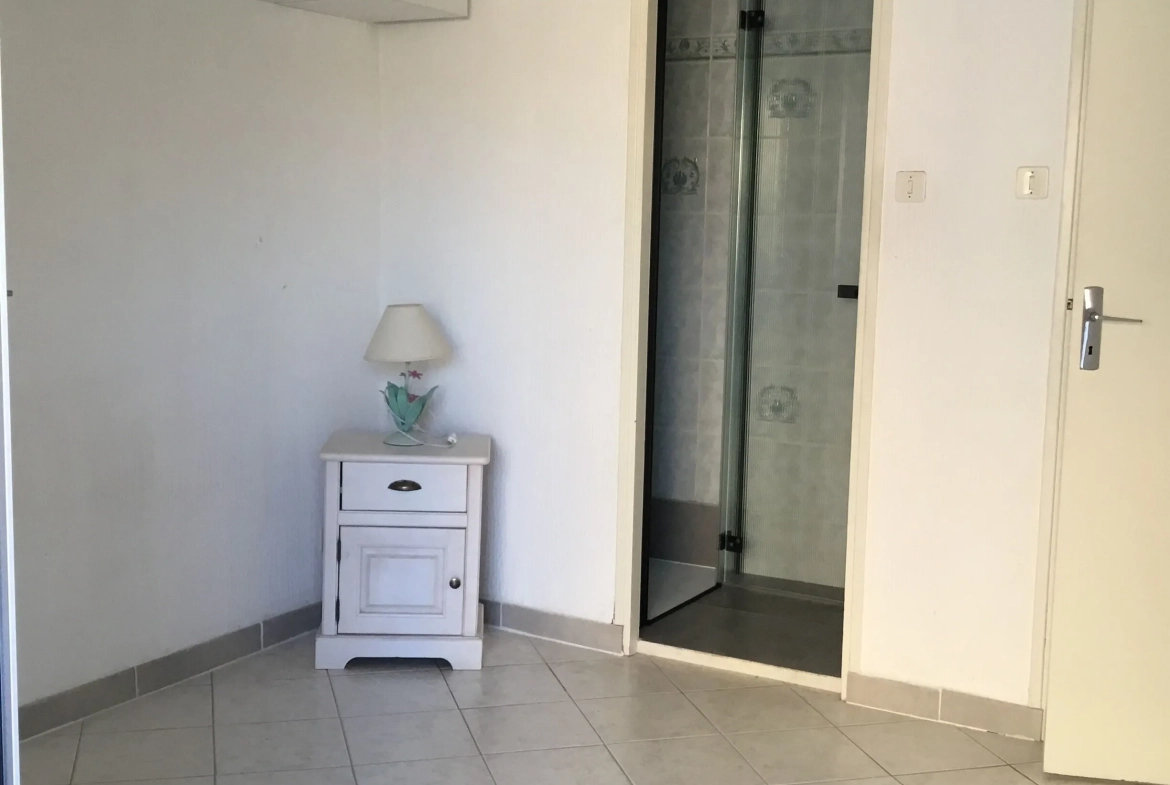 Appartement T2 avec terrasse en centre-ville de La Londe-les-Maures 