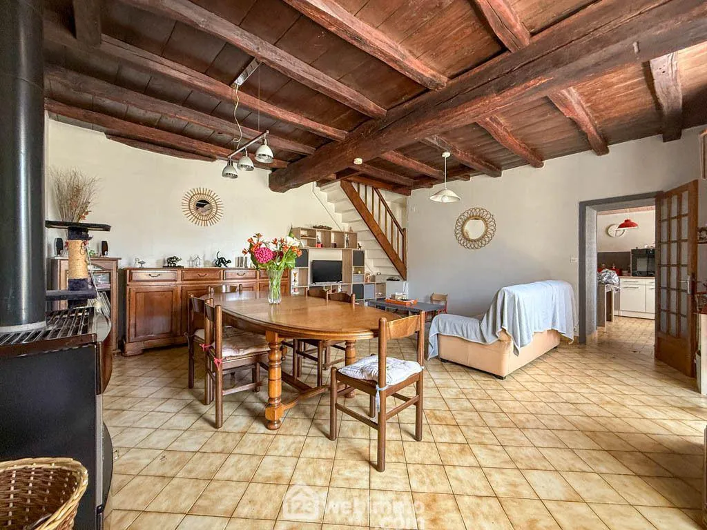 Maison de ville en pierre de 132 m² avec jardin à Pouzauges 