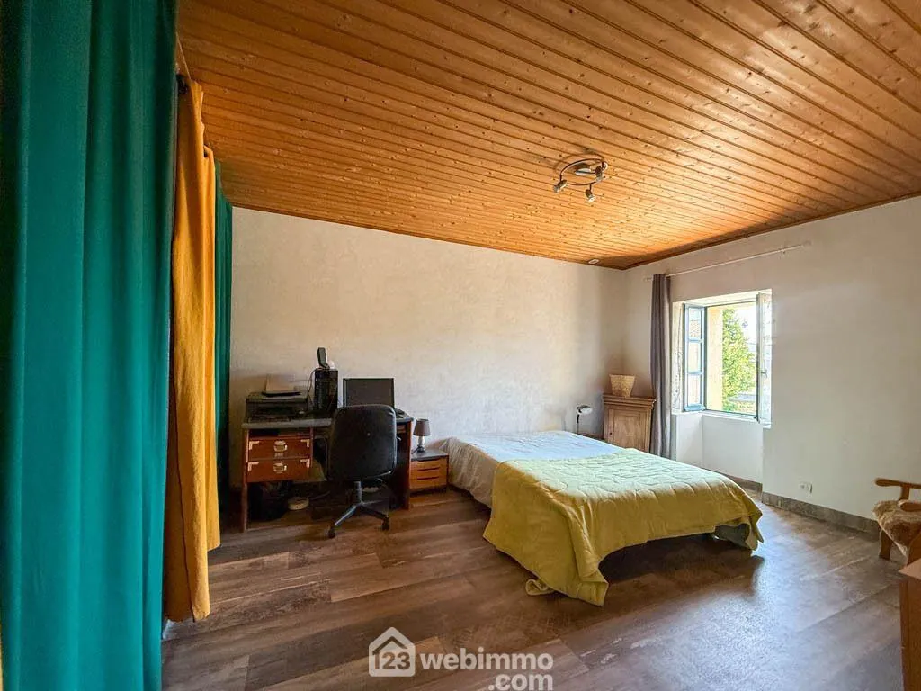 Maison de ville en pierre de 132 m² avec jardin à Pouzauges 