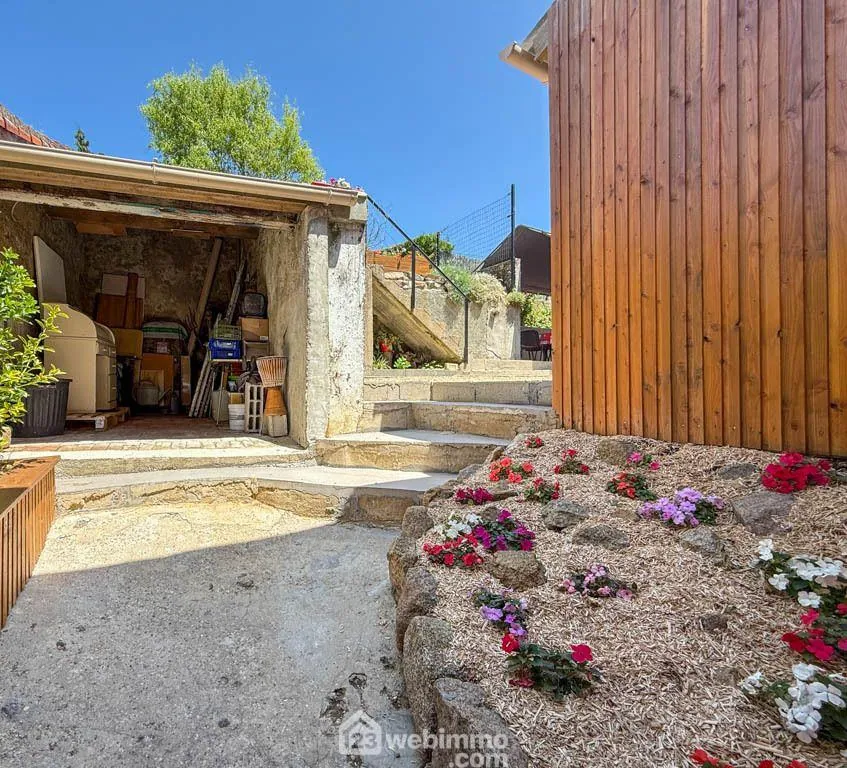 Maison de ville en pierre de 132 m² avec jardin à Pouzauges 
