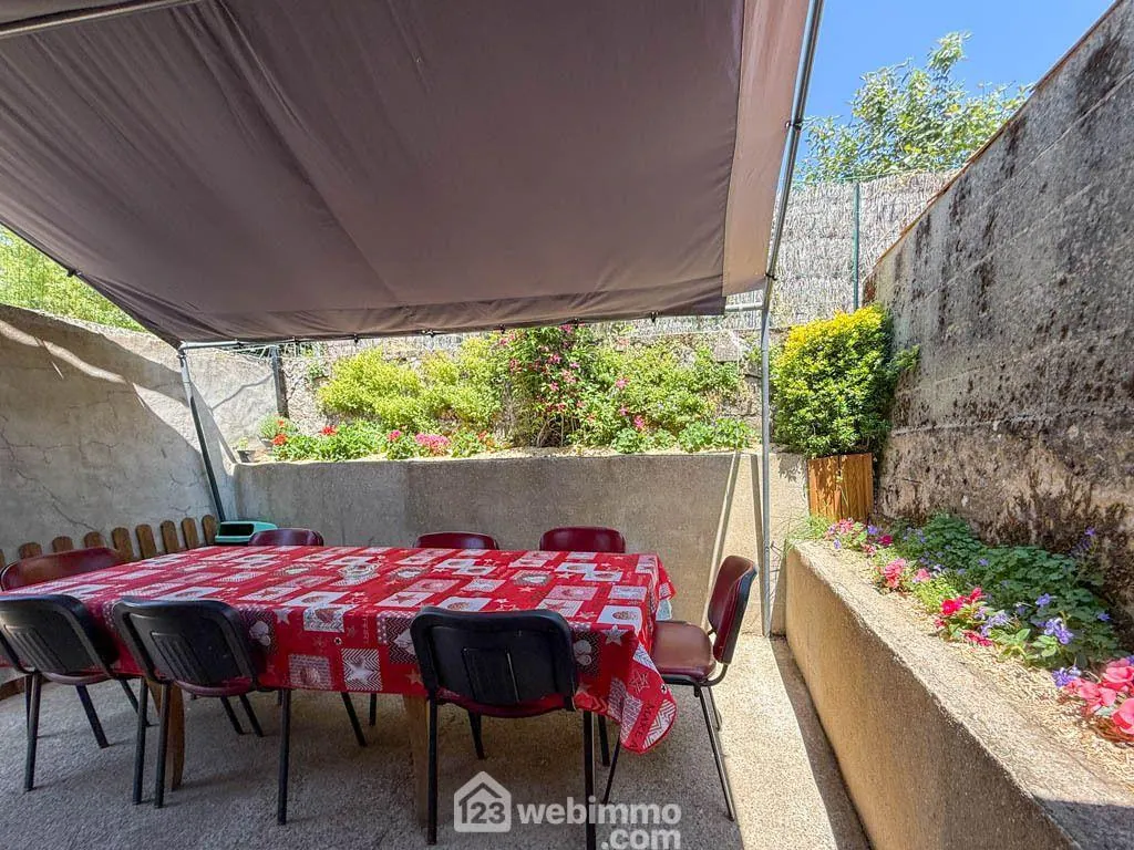 Maison de ville en pierre de 132 m² avec jardin à Pouzauges 
