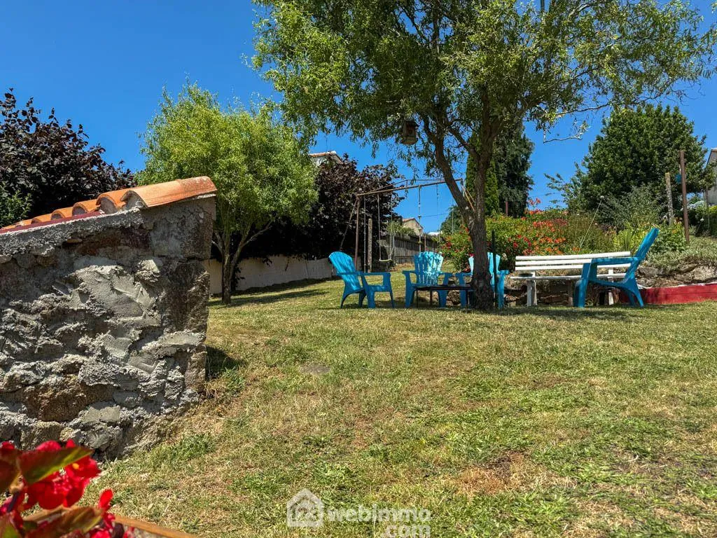 Maison de ville en pierre de 132 m² avec jardin à Pouzauges 