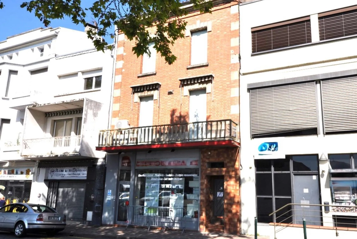 Immeuble à vendre au centre-ville de Carmaux avec potentiel de rénovation et de location 