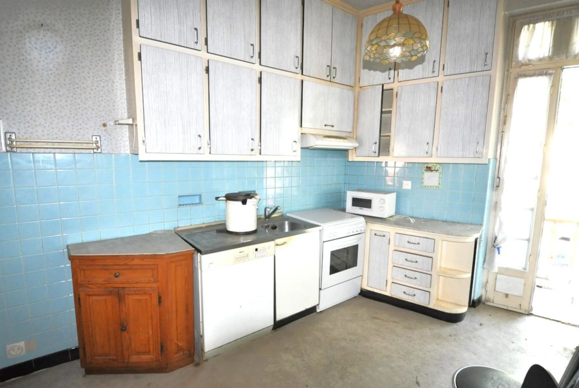 Immeuble à vendre au centre-ville de Carmaux avec potentiel de rénovation et de location 