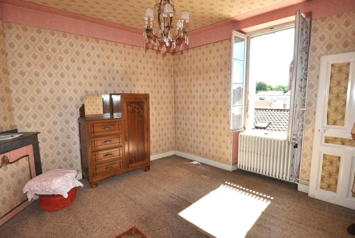 Immeuble à vendre au centre-ville de Carmaux avec potentiel de rénovation et de location 