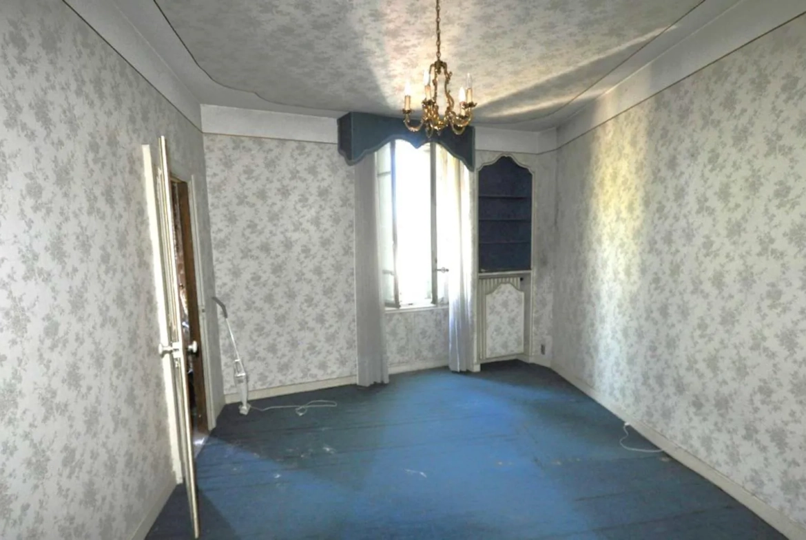 Immeuble à vendre au centre-ville de Carmaux avec potentiel de rénovation et de location 