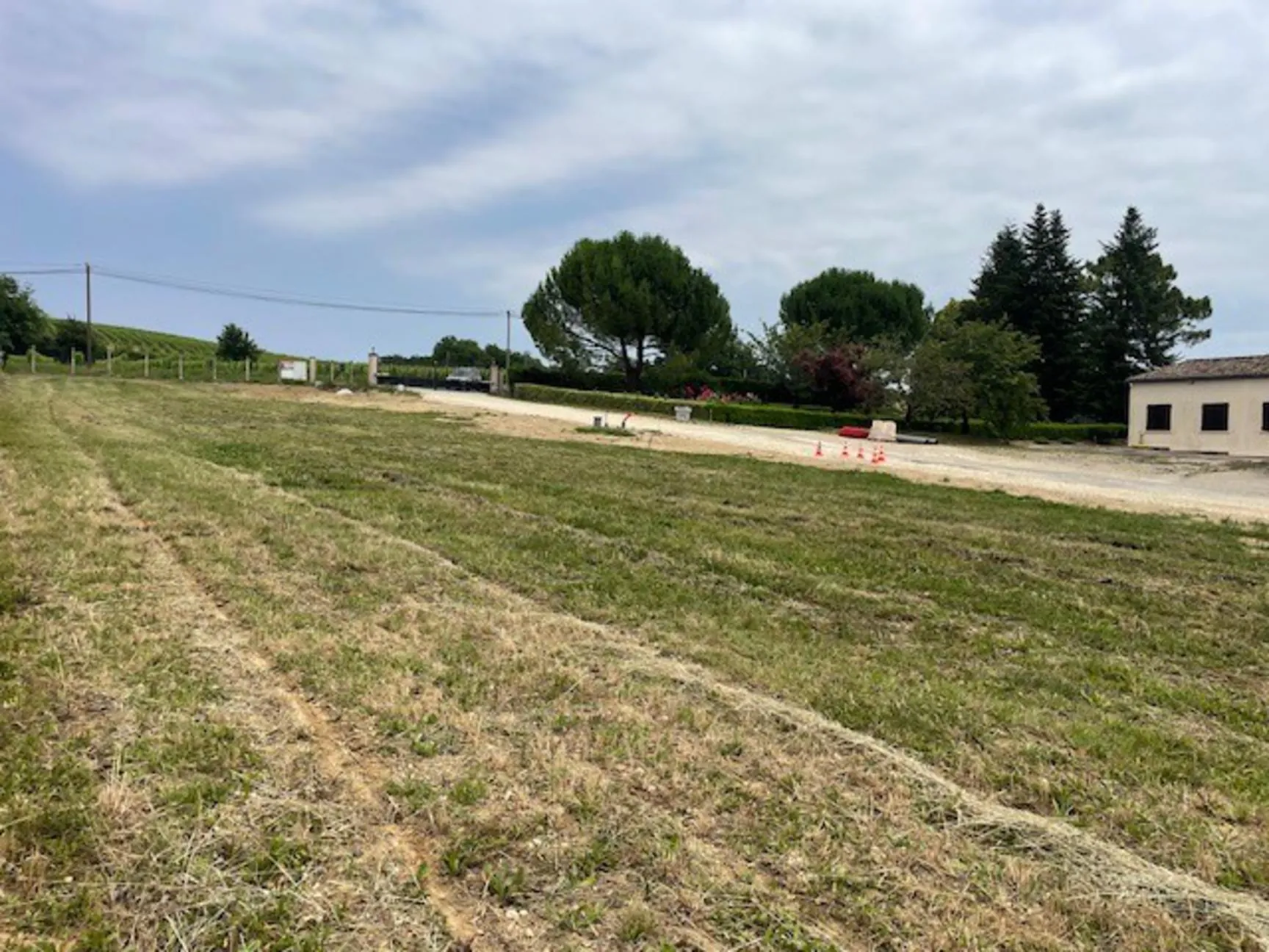 Terrain à bâtir viabilisé entre Capian et Créon en zone R.N.U. 