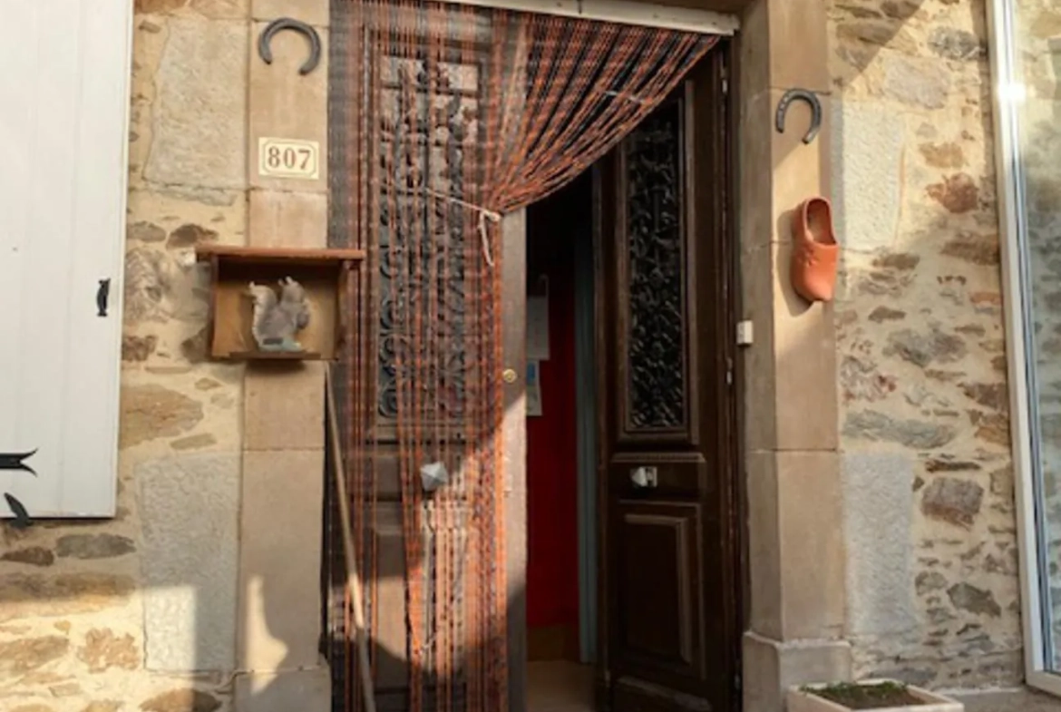 Maison de Village à Alban avec garage et terrain de 1181 m² à rénover 