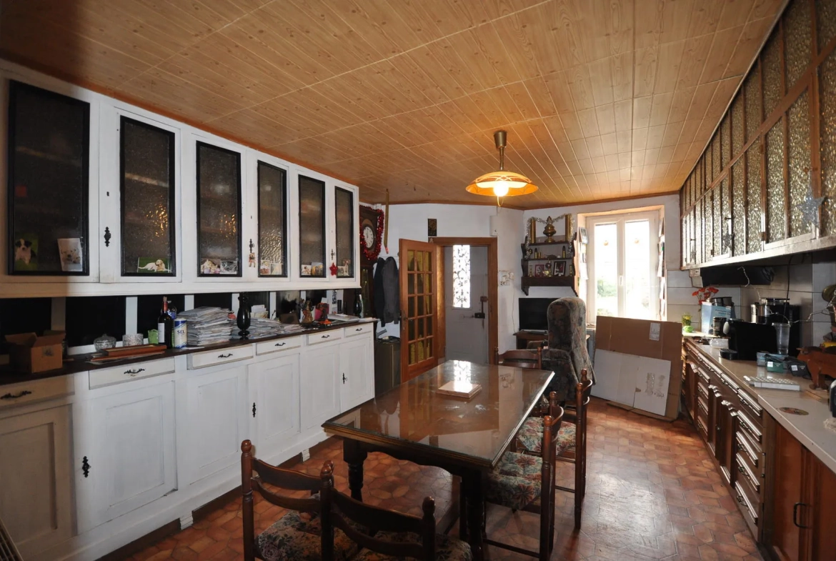 Maison de Village à Alban avec garage et terrain de 1181 m² à rénover 