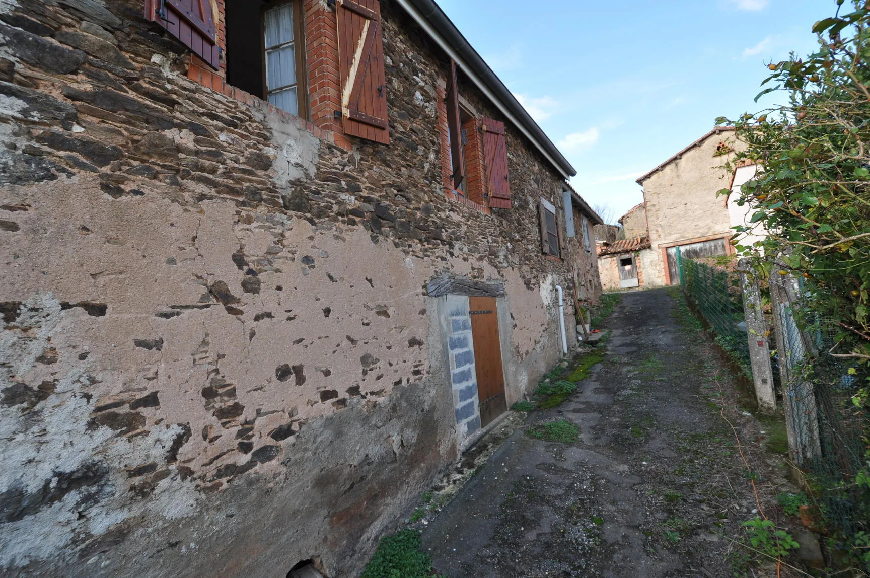 Maison de Village à Alban avec garage et terrain de 1181 m² à rénover 