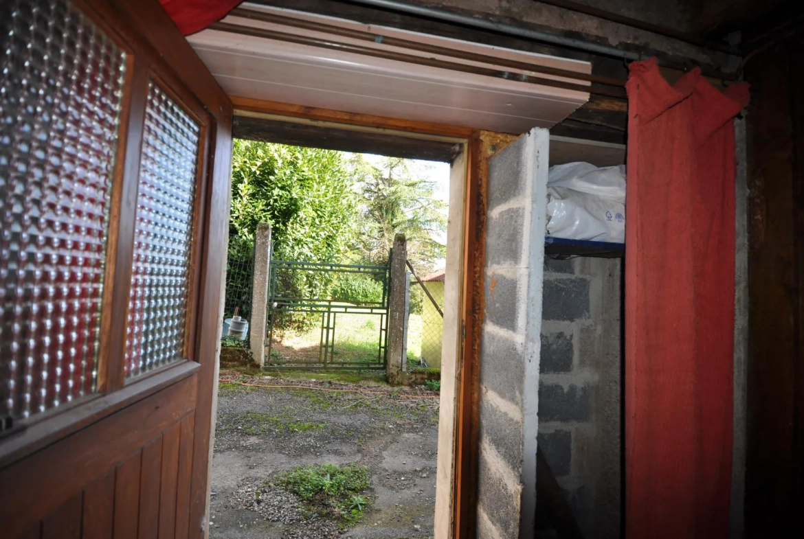 Maison de Village à Alban avec garage et terrain de 1181 m² à rénover 