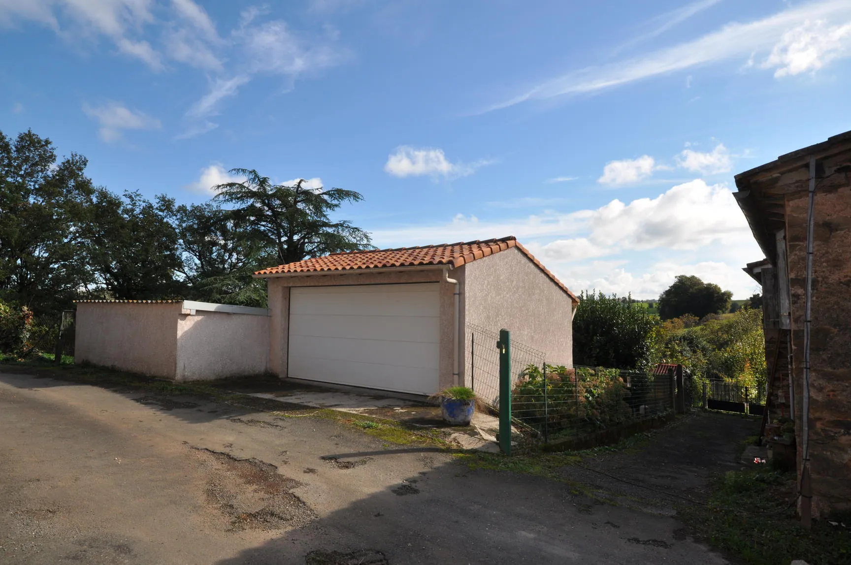 Maison de Village à Alban avec garage et terrain de 1181 m² à rénover 