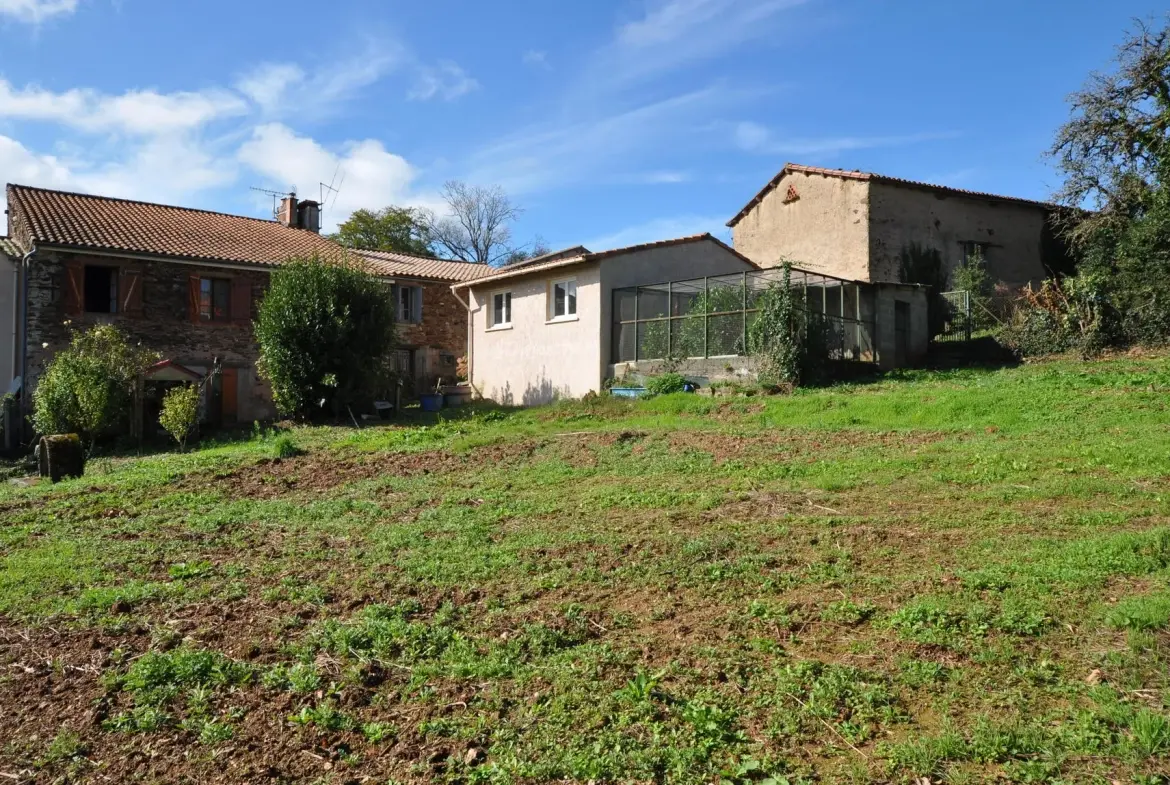 Maison de Village à Alban avec garage et terrain de 1181 m² à rénover 