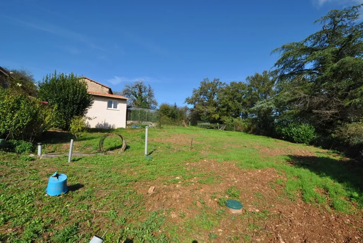 Maison de Village à Alban avec garage et terrain de 1181 m² à rénover 