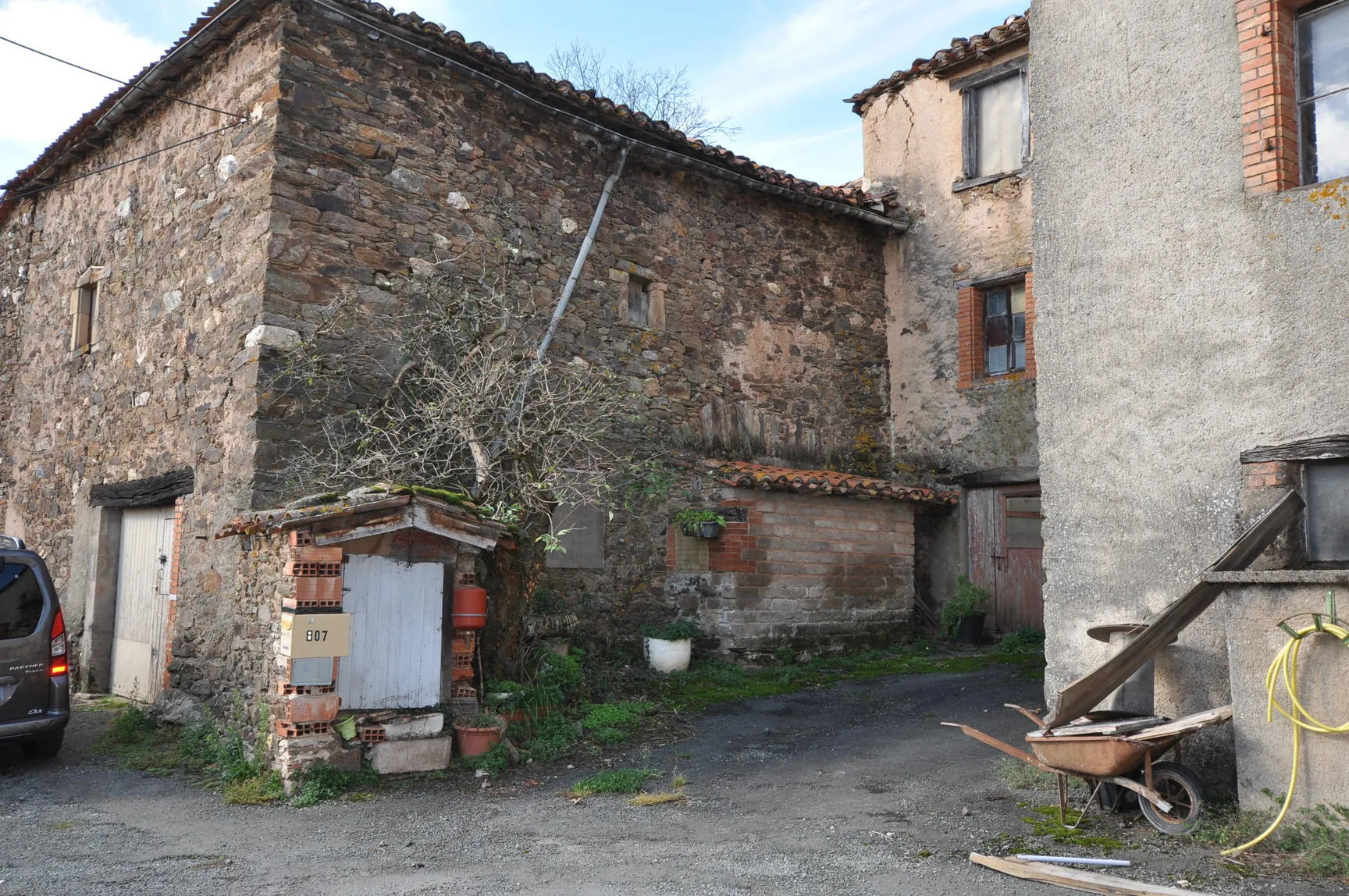 Maison de Village à Alban avec garage et terrain de 1181 m² à rénover 