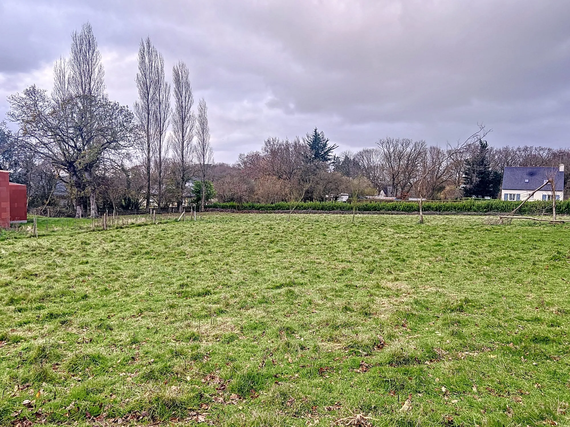 Terrain constructible de 997 m² à Plélo, proche RN12 - Libre de constructeur 