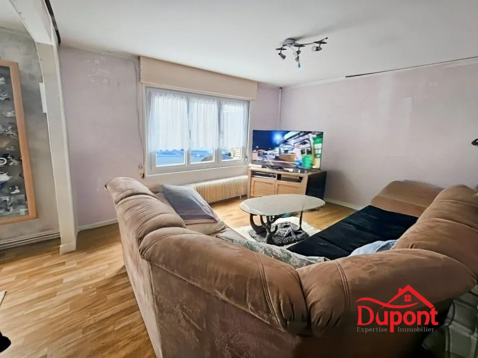 Maison à rénover à Douai, plain-pied, 2 chambres, garage et jardin 