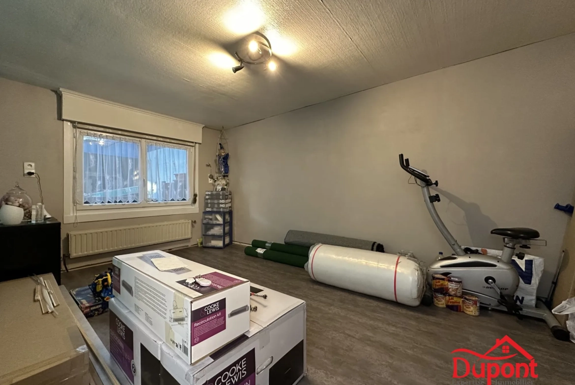 Maison à rénover à Douai, plain-pied, 2 chambres, garage et jardin 