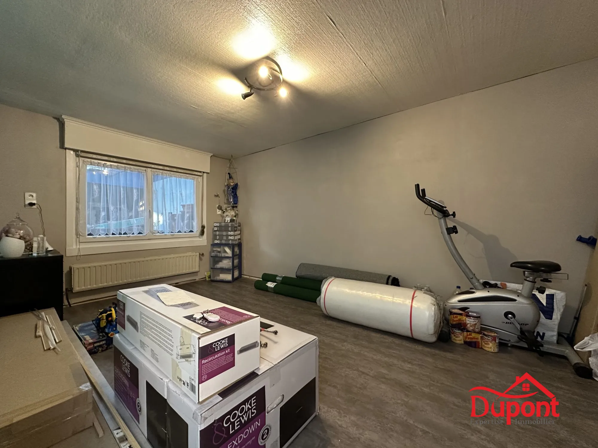 Maison à rénover à Douai, plain-pied, 2 chambres, garage et jardin 