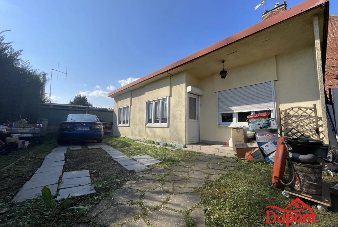 Maison à rénover à Douai, plain-pied, 2 chambres, garage et jardin 