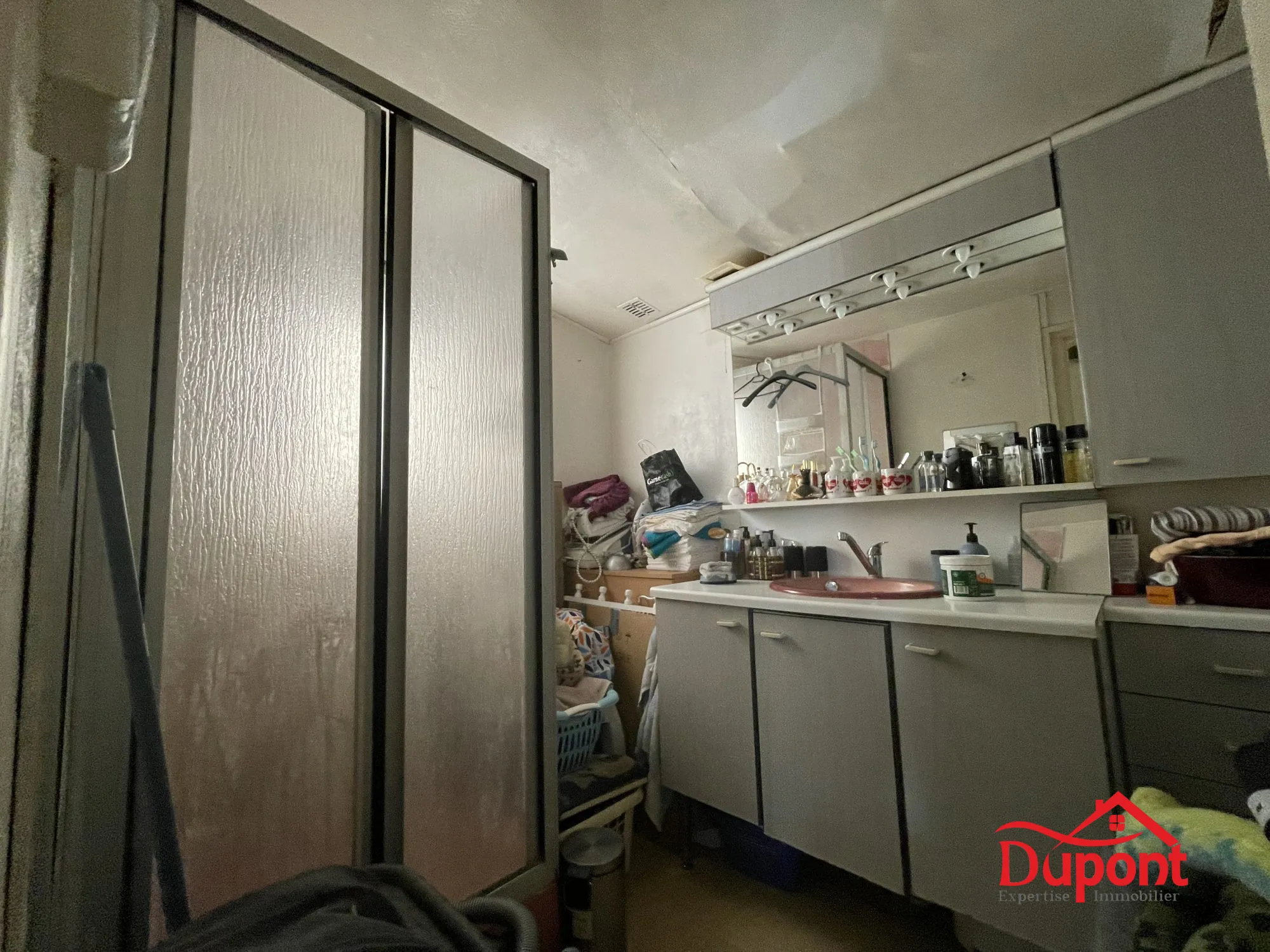 Maison à rénover à Douai, plain-pied, 2 chambres, garage et jardin 