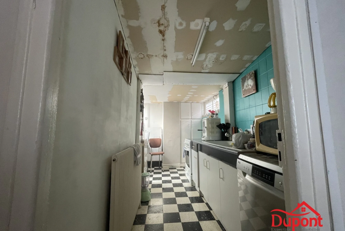 Maison à rénover à Douai, plain-pied, 2 chambres, garage et jardin 