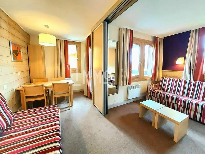 Studio meublé à La Plagne 1800 avec vue sur pistes, piscine et emplacement idéal pour investissement saisonnier 