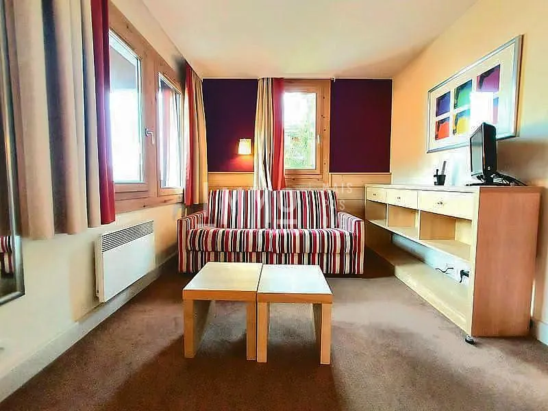 Studio meublé à La Plagne 1800 avec vue sur pistes, piscine et emplacement idéal pour investissement saisonnier 