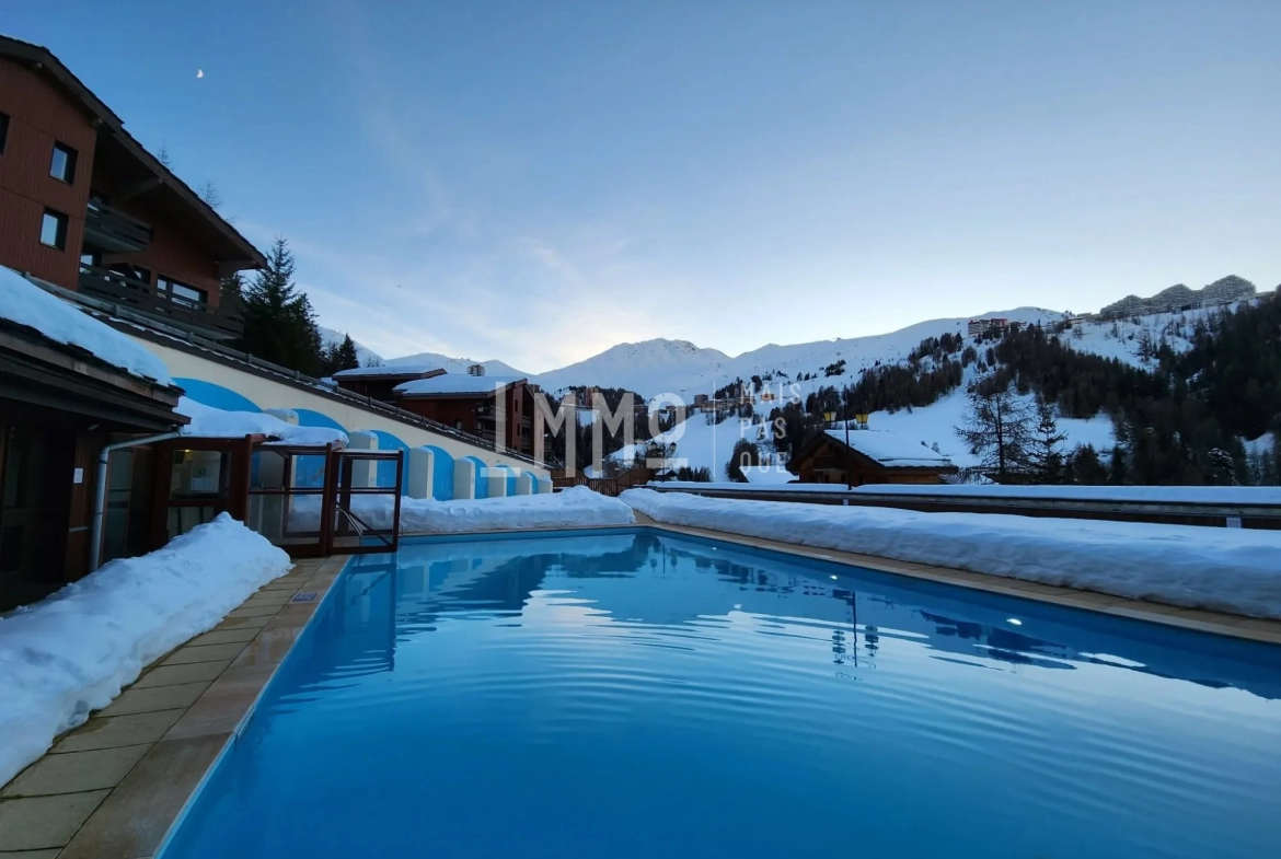 Studio meublé à La Plagne 1800 avec vue sur pistes, piscine et emplacement idéal pour investissement saisonnier 