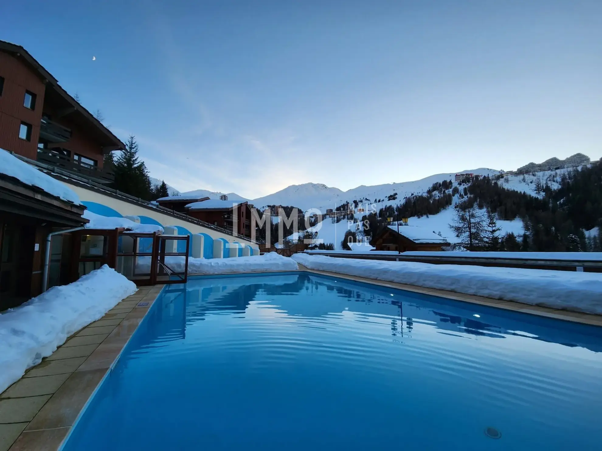 Studio meublé à La Plagne 1800 avec vue sur pistes, piscine et emplacement idéal pour investissement saisonnier 