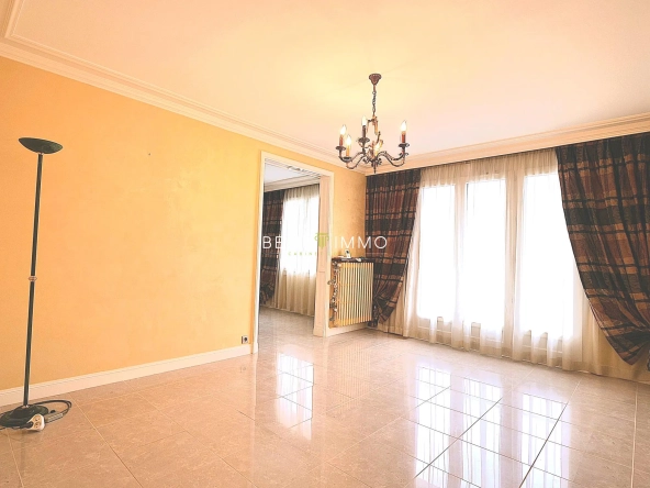 Appartement T5 avec balcon et cave à Tours - Quartier Febvotte