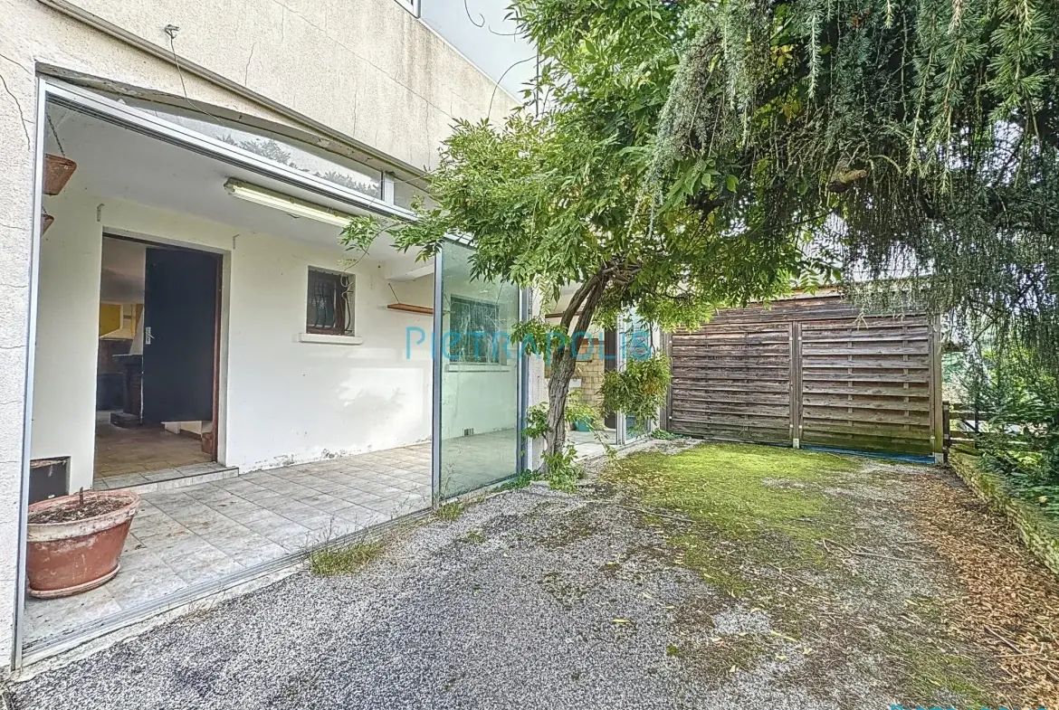 Appartement CIVRIEUX : terrasse Appartement T3 de 100 m² avec terrain privatif à Civrieux 