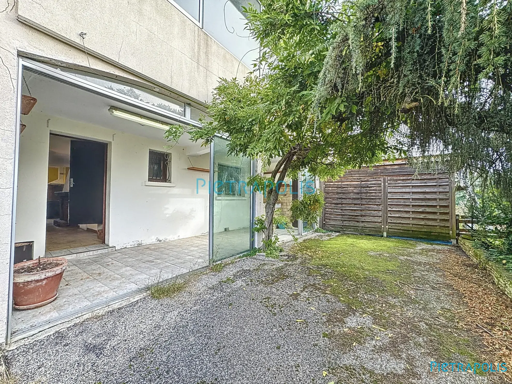 Appartement CIVRIEUX : terrasse Appartement T3 de 100 m² avec terrain privatif à Civrieux 