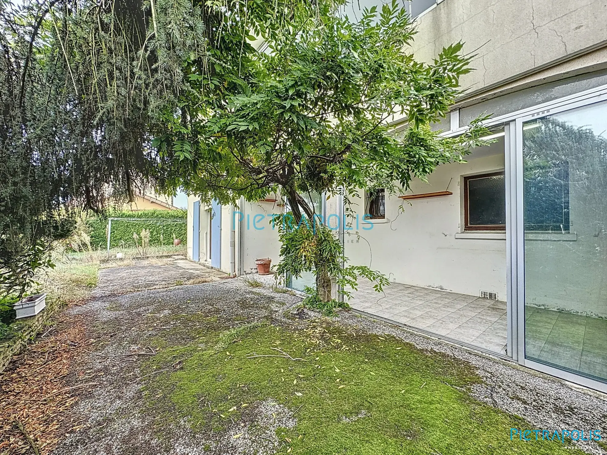 Appartement CIVRIEUX : terrasse Appartement T3 de 100 m² avec terrain privatif à Civrieux 
