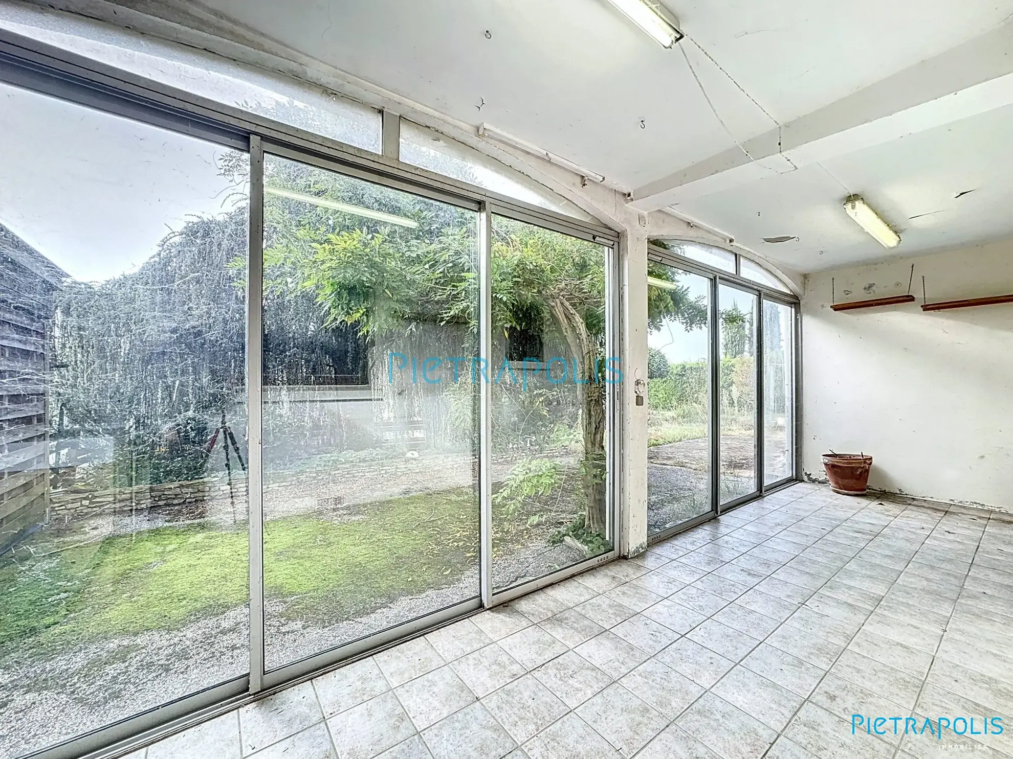 Appartement CIVRIEUX : véranda Appartement T3 de 100 m² avec terrain privatif à Civrieux 