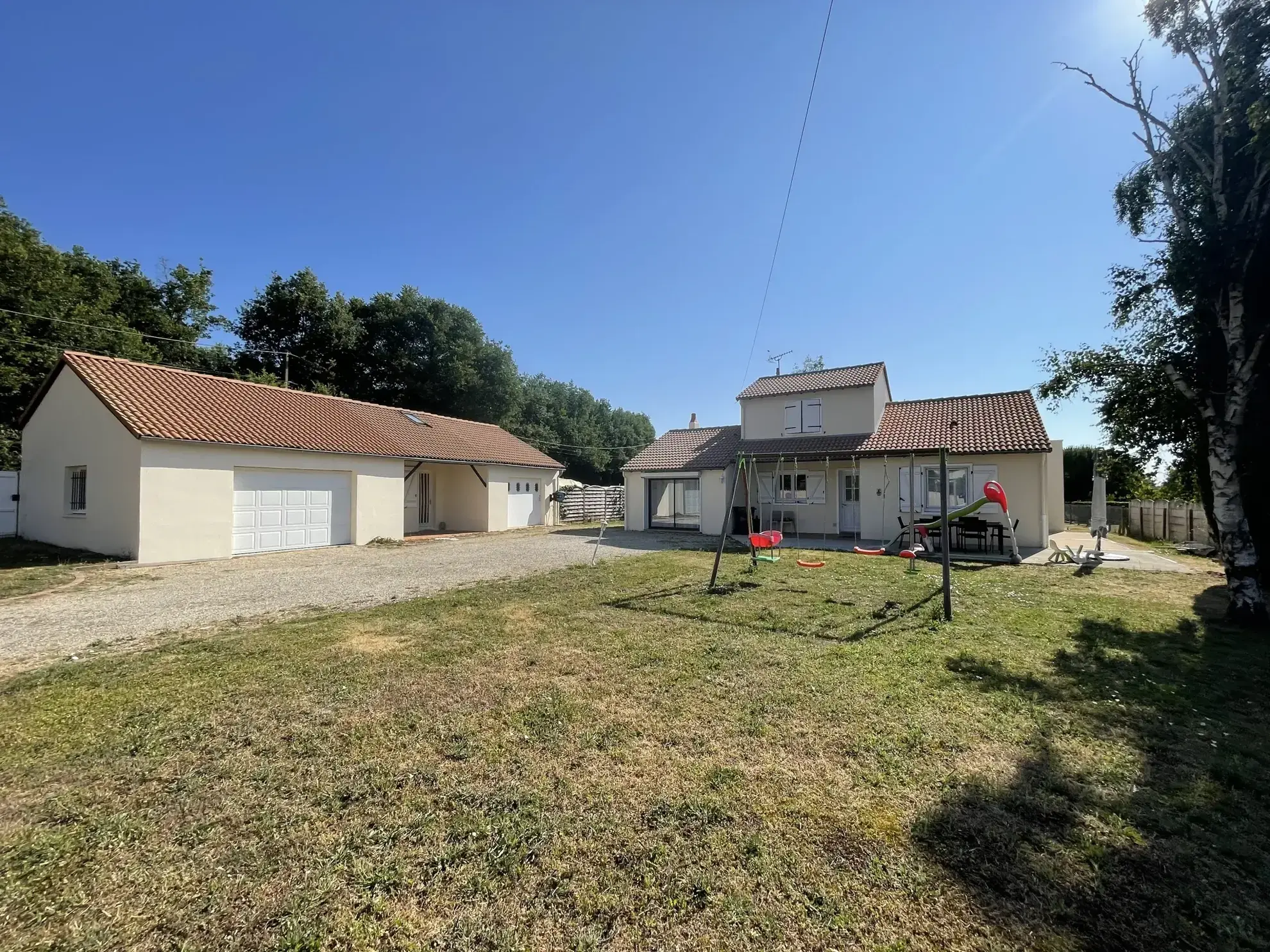 À vendre maison individuelle à Vendeuvre du Poitou de 148 m² avec studio et garage 
