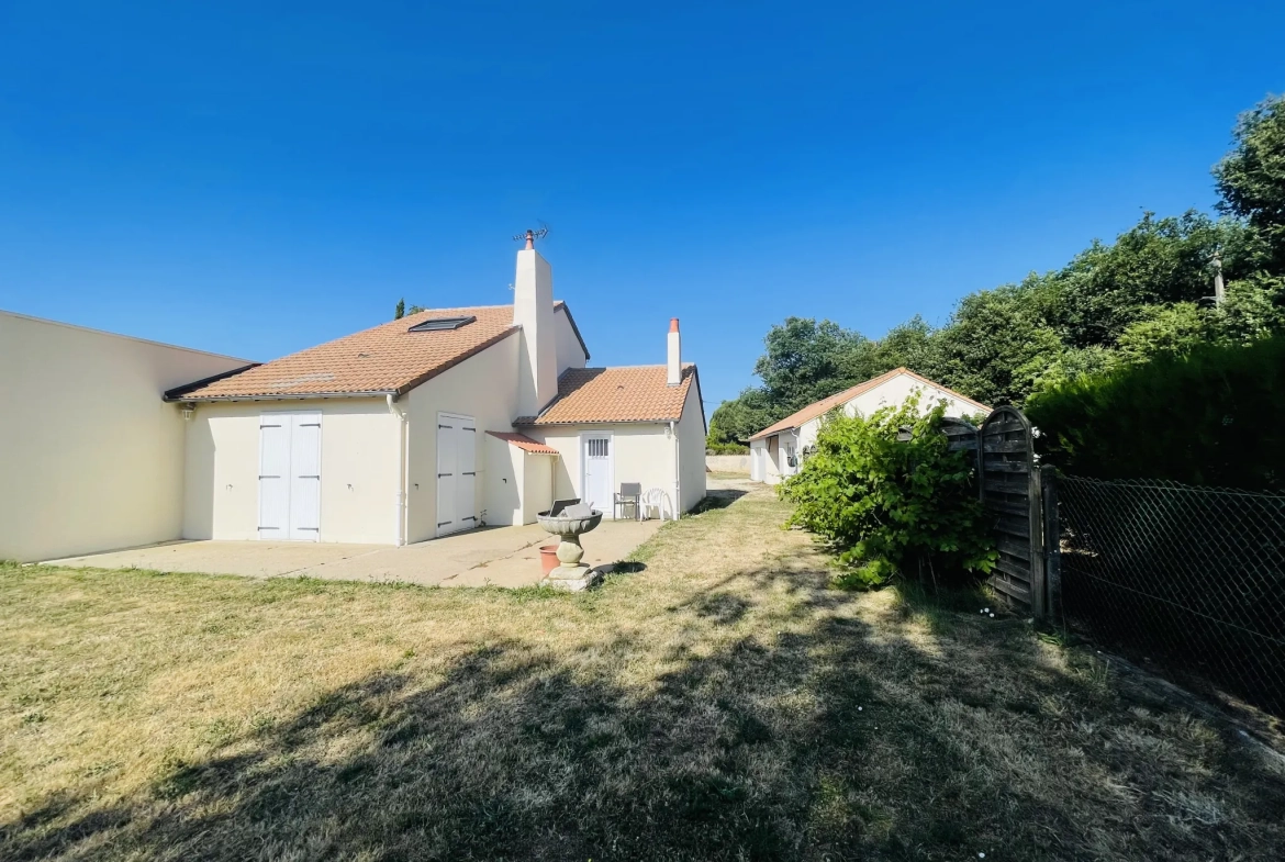 À vendre maison individuelle à Vendeuvre du Poitou de 148 m² avec studio et garage 