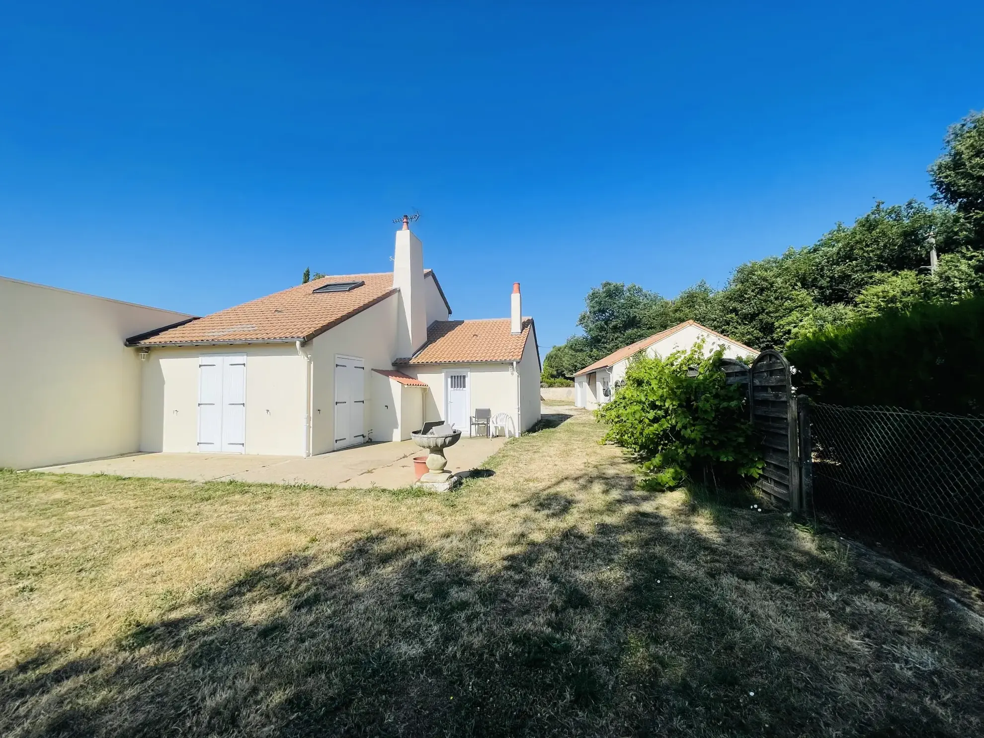 À vendre maison individuelle à Vendeuvre du Poitou de 148 m² avec studio et garage 