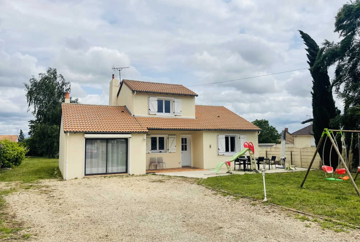 À vendre maison individuelle à Vendeuvre du Poitou de 148 m² avec studio et garage 
