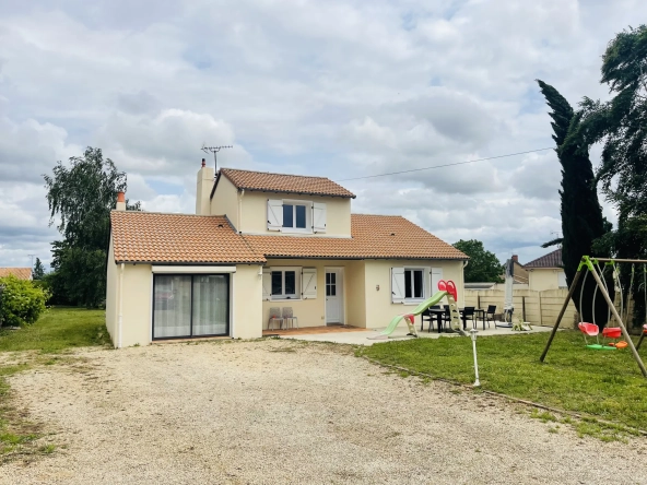 À vendre maison individuelle à Vendeuvre du Poitou de 148 m² avec studio et garage