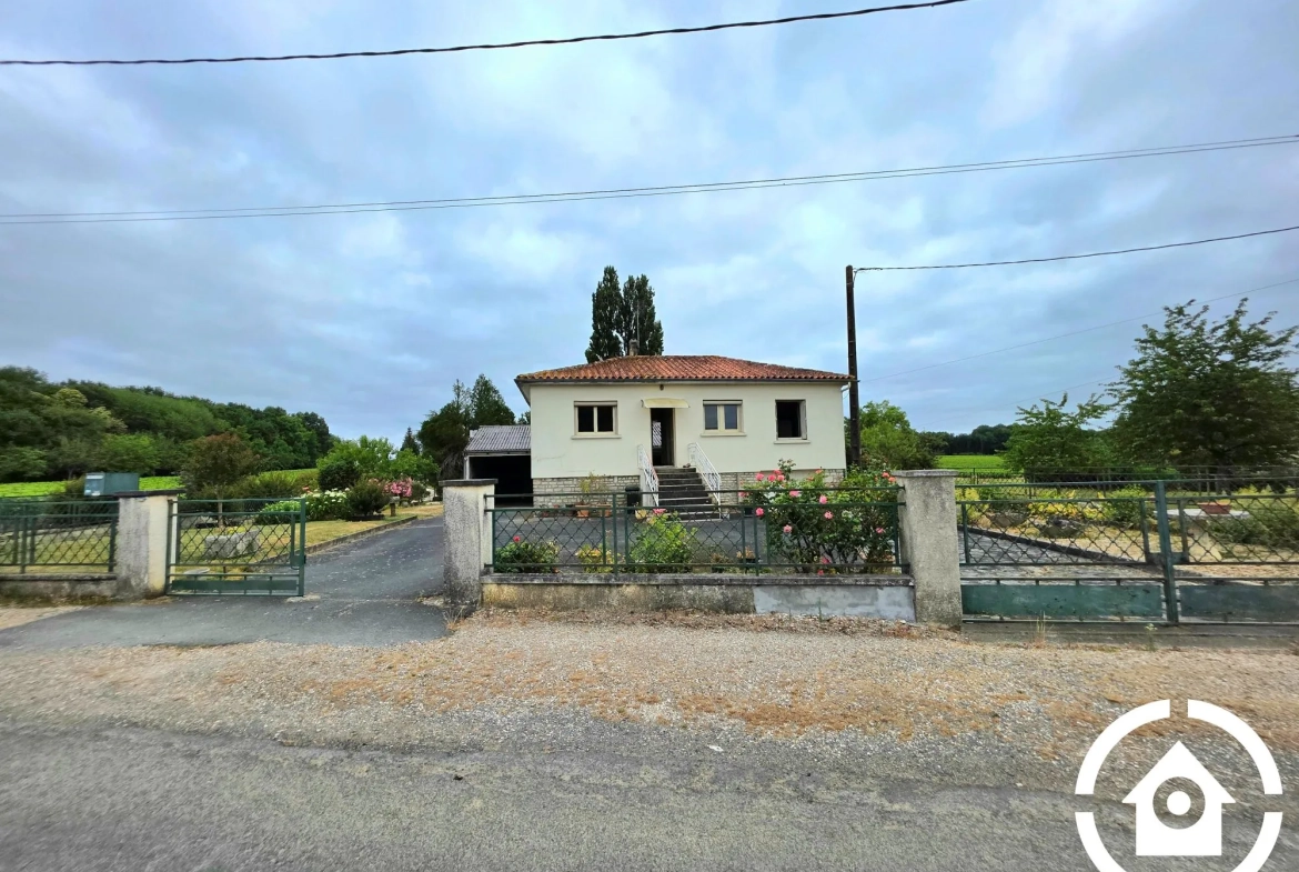 Ensemble immobilier avec atelier et habitation à Cherac (17) 