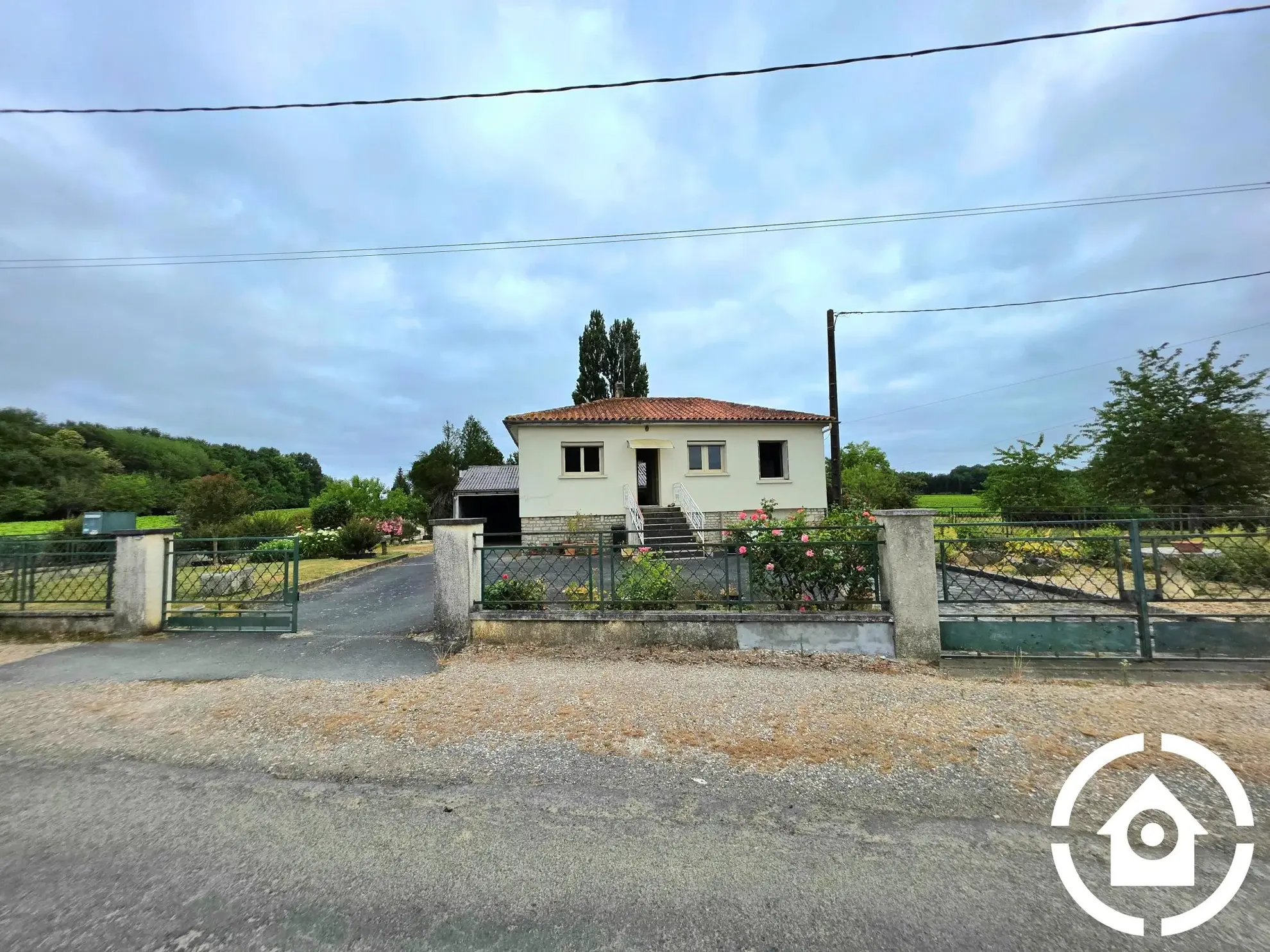 Ensemble immobilier avec atelier et habitation à Cherac (17) 