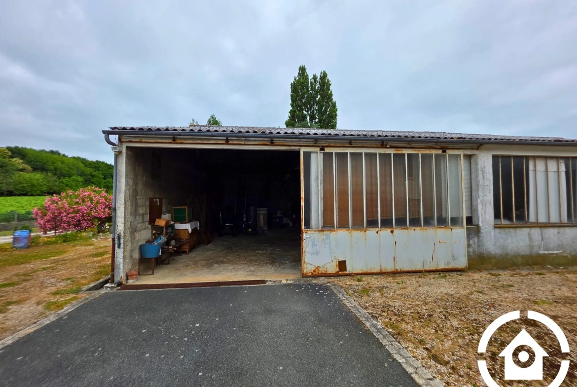 Ensemble immobilier avec atelier et habitation à Cherac (17) 